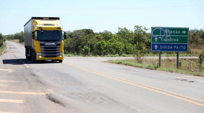 Wanderlei Barbosa assina ordem de serviço para recuperar rodovias que ligam Wanderlândia, Ananás, Riachinho e Piraquê