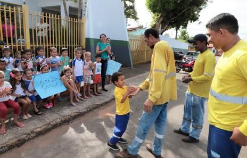 Trabalhadores da limpeza urbana são homenageados por crianças em Araguaína