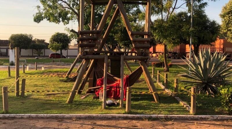 Morador de rua é morto a pauladas em praça pública