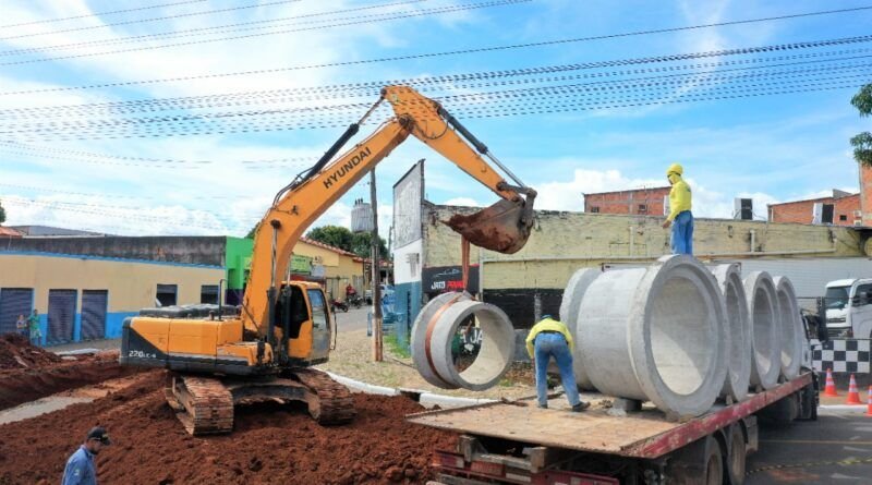 ASTT orienta sobre rotas alternativas em trecho no Centro durante obras em Araguaína