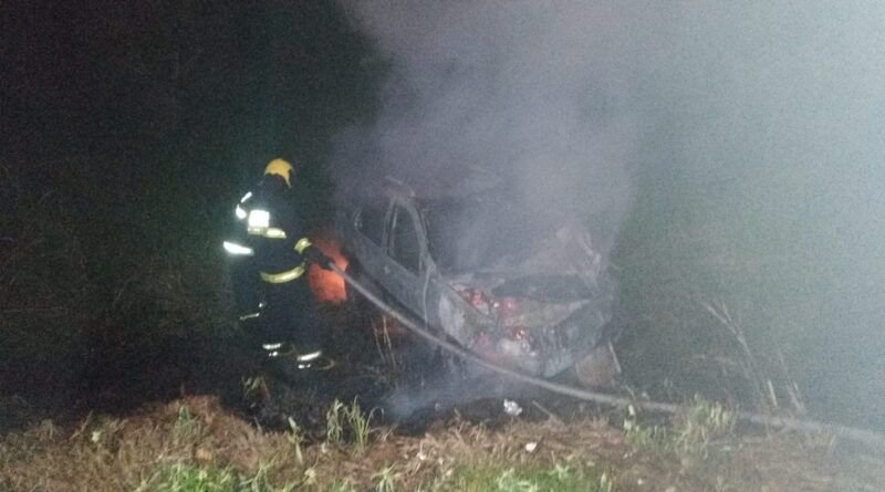 Bombeiros combatem incêndio em veículo envolvido em colisão com moto