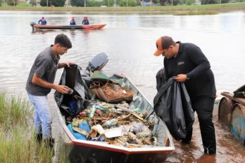 Ação de limpeza retira mais de 2 toneladas de lixo do Lago Azul em Araguaína