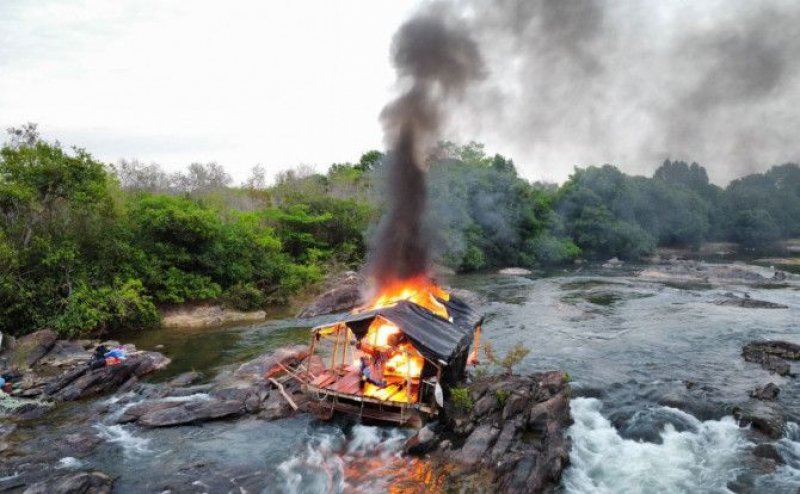 PolÃcia Militar desativa balsas usadas em garimpo ilegal e aplica multa de R$ 300 mil em Almas