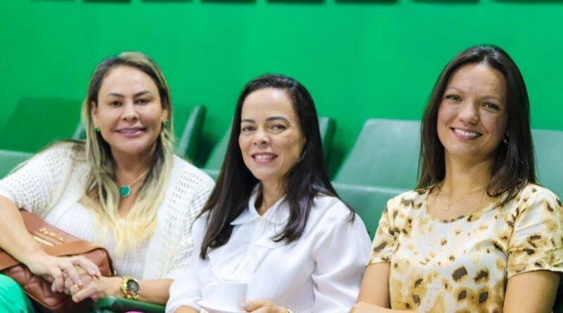 Câmara de AraguaÃna homenageia mulheres que se destacam na gestão da saúde pública