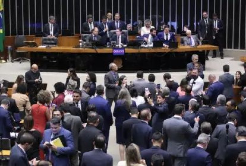 Câmara aprova isenção de Imposto de Renda para quem ganha até R$ 5 mil; projeto segue para o Senado
