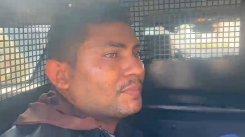 Na chegada à delegacia ele confessou o crime à imprensa
