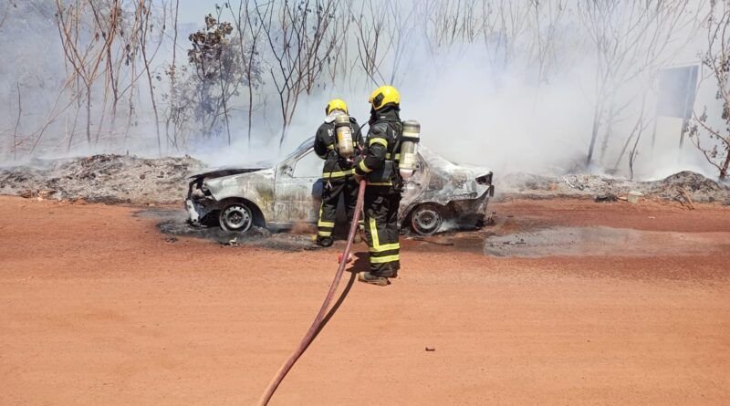 Carro pega fogo e mobiliza bombeiros no DAIARA, em Araguaína