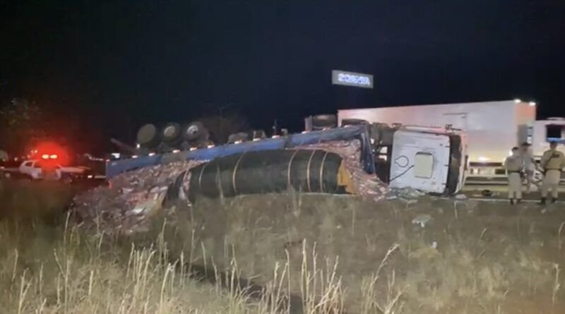 VÍDEO: Carreta carregada de arroz tomba na BR-153 em Araguaína