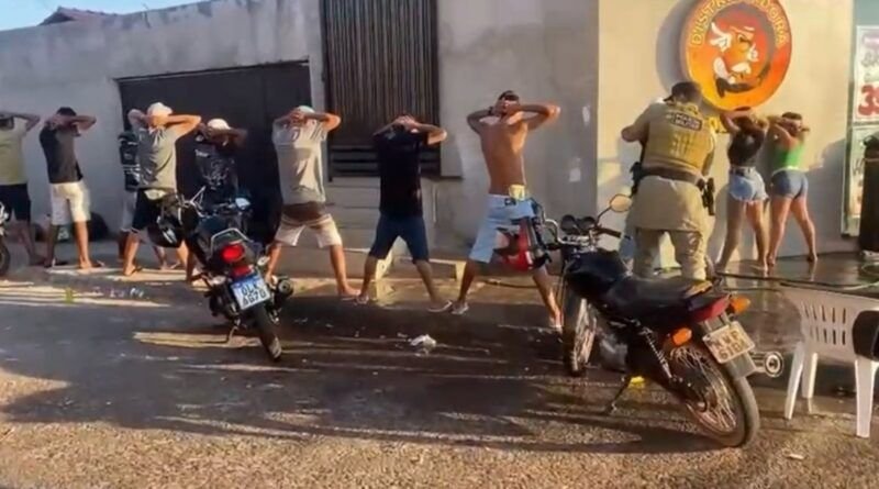 PM flagra uso de drogas e bebida em adega com som alto em Araguaína; criança de 2 anos estava no local