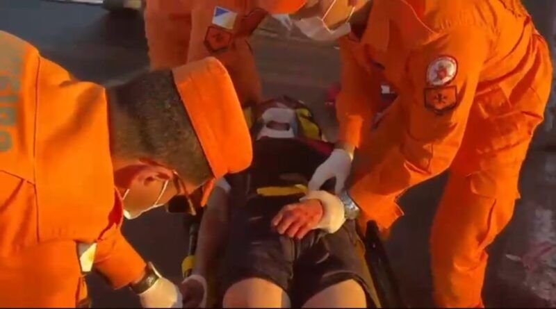 VÍDEO: Adolescente fica gravemente ferido após segurar em caminhão com bicicleta na BR-153, em Araguaína