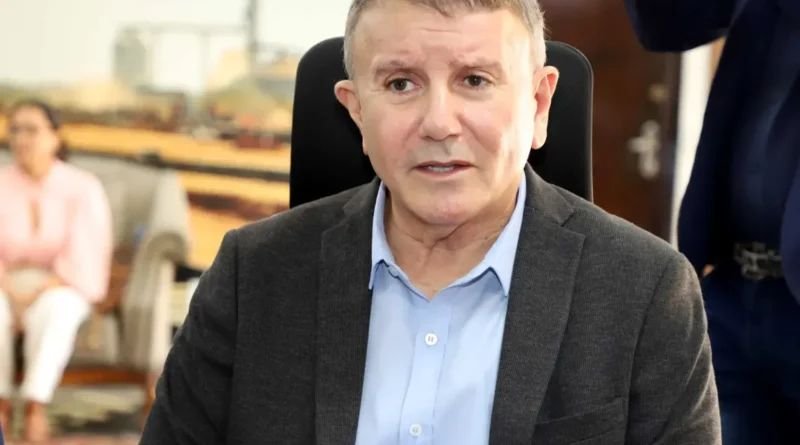 De volta ao cargo, Eduardo Siqueira exonera equipe nomeada por vice e traz aliados de volta