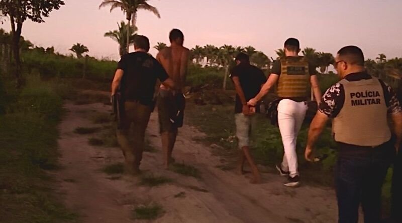 Polícias Civil e Militar prendem dois suspeitos de roubo a mão armada ocorrido em posto de combustível