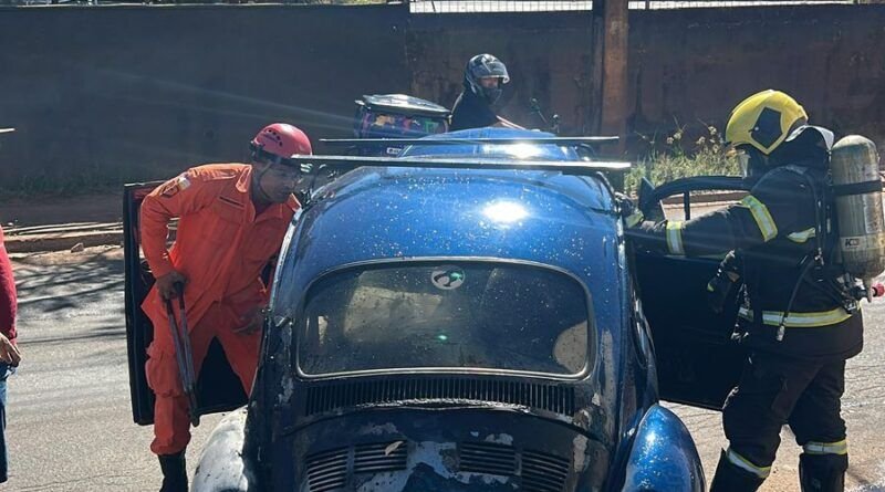 VÍDEO: Fusca pega fogo no centro de Araguaína e mobiliza Corpo de Bombeiros