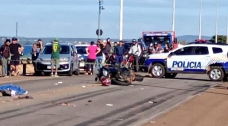 VÍDEO; Motociclista freia ao ver radar, cai,  é atropelado por caminhão e morre em ponte na capital