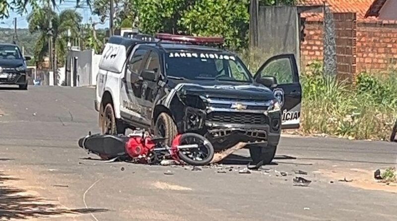 VÍDEO; Viatura da Polícia Penal se envolve em acidente com moto em Araguaína
