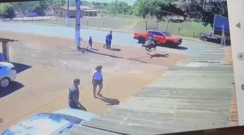 VÍDEO; Cavalo em disparada bate em caminhonete durante cavalgada no Tocantins