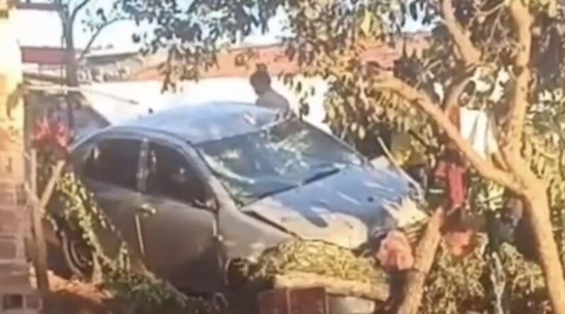Carro invade residência e atropela várias pessoas em AraguaÃna
