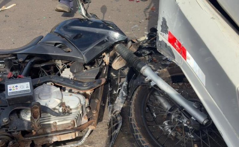 VÍDEO; Dois homens ficam gravemente feridos após moto bater na traseira de microônibus em Araguaína