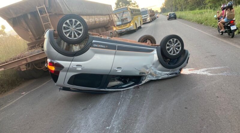 VÍDEO; Carro capota e fica com as rodas para cima na TO-222, entre Barra da Grota e Novo Horizonte