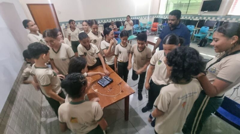 Rádio Web na Escola: Alunos descobrem o universo do rádio e aprendem a operar equipamentos de um jeito divertido na ETI Caroline Campelo