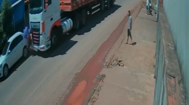 Mulher com criança de colo morre atropelada por carreta em Axixá do Tocantins; vÃdeo mostra o momento do acidente