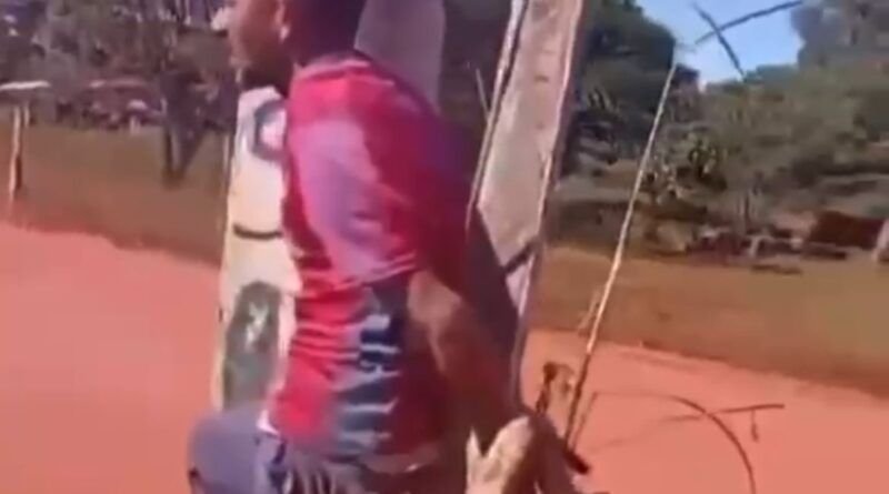 Homem é amarrado em poste pela população após furto de fios e acaba preso em Palmas