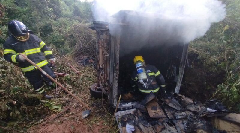 Caminhão tomba e pega fogo na TO-404; motorista escapa ileso com ajuda de populares
