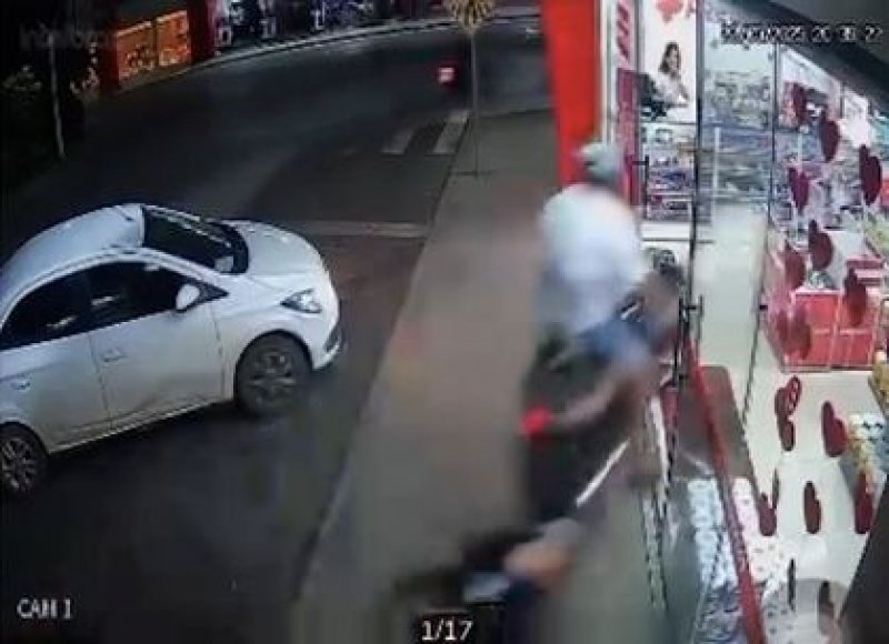 Moto invade farmácia em Dianópolis e condutor foge após acidente