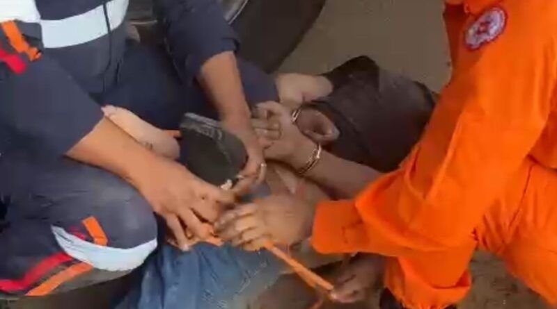 Homem visivelmente alterado causa grave acidente e precisa ser amarrado por socorristas em Araguaína