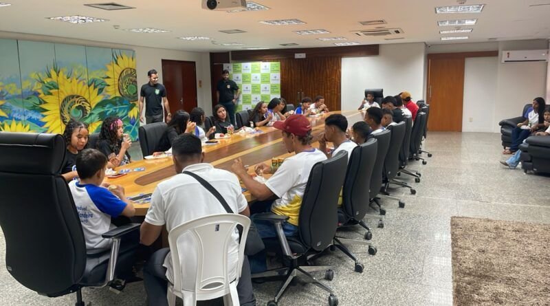 Educação Legislativa: estudantes de Formoso do Araguaia fazem Visita Guiada à Assembleia